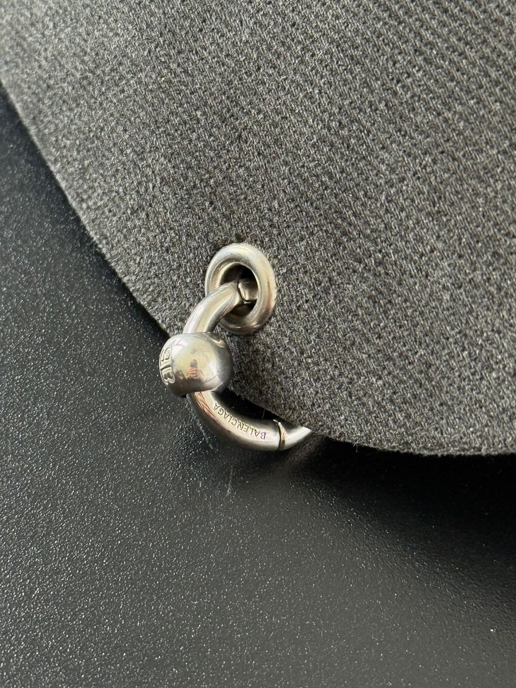 Balenciaga Copricapi, berretti & cappellini: Balenciaga 50/50 Cap mit Piercing – Nuovo e nell'imballaggio originale da Kilchberg ZH venduto da LuxuryVault 3