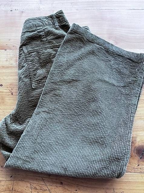 Pantaloni: Seasalt Cornwall Cordhose in Schlammfarbe, Grösse 40, weit – Usato da Bern venduto da Delirious 3