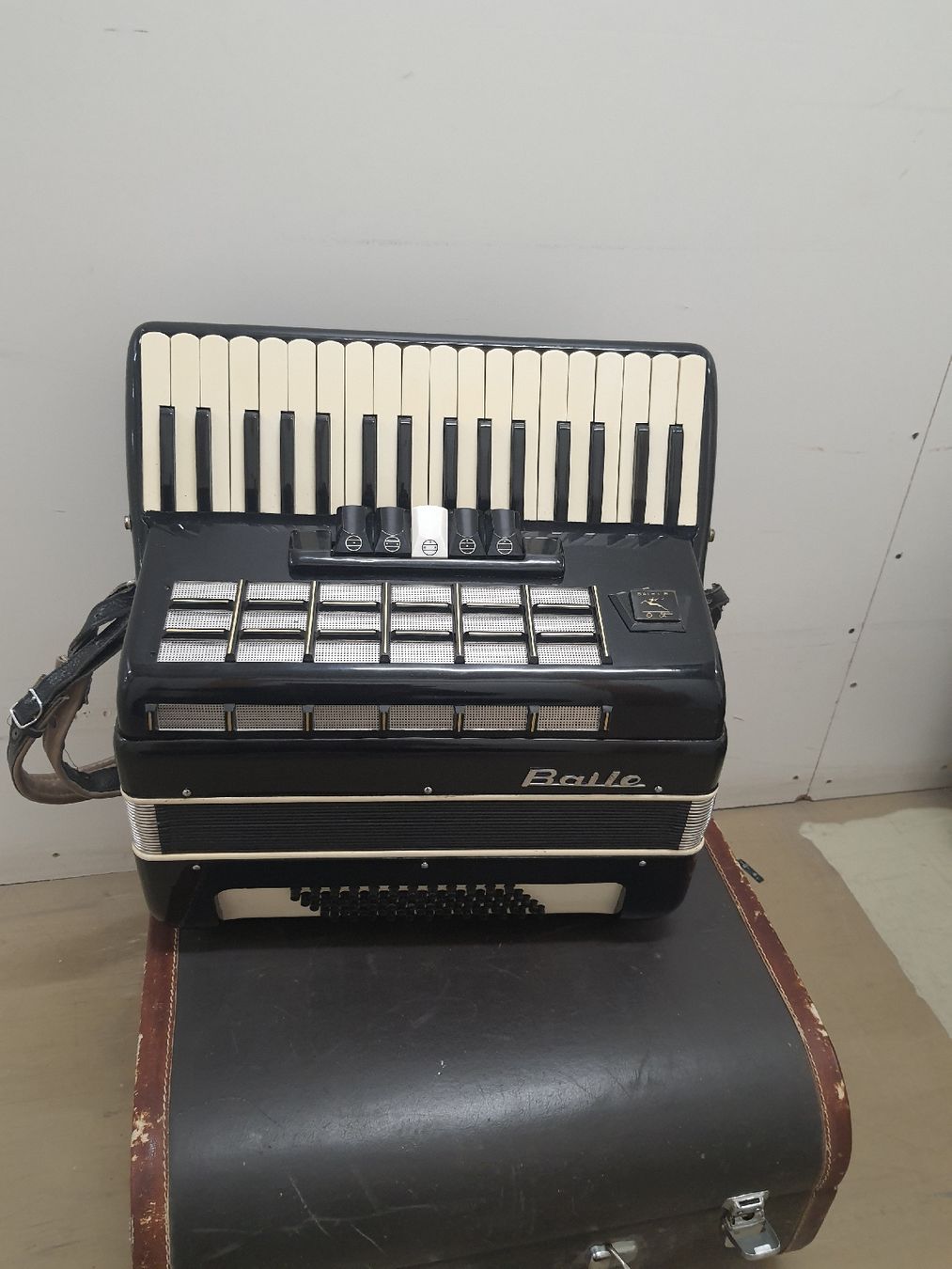 Strumenti musicali: accordéon à piano avec coffre – Usato da Pont-de-la-Morge venduto da Mirabelle0 3