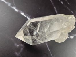 Cristal de quartz naturel biterminé avec cristal secondaire