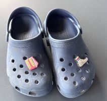 Crocs Clogs blau mit Jibbitz Gr C12 (29/30)