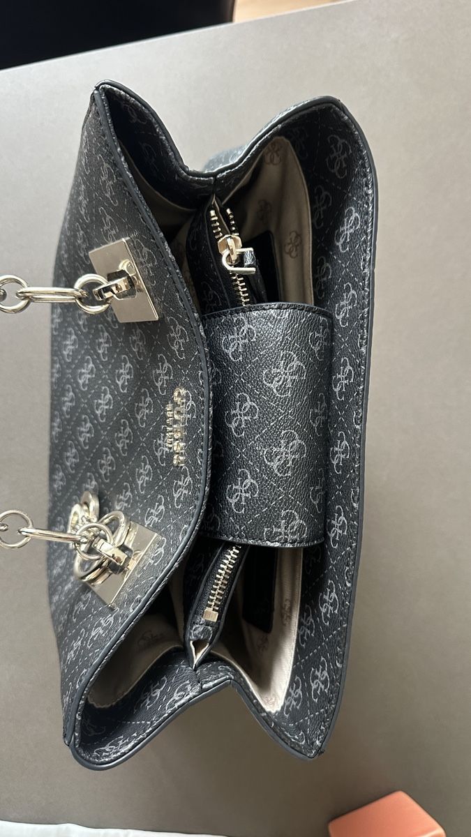 Guess Borse da donna: Guess Handtasche Grau Monogramm – Usato da Waldstatt venduto da Car_na 5