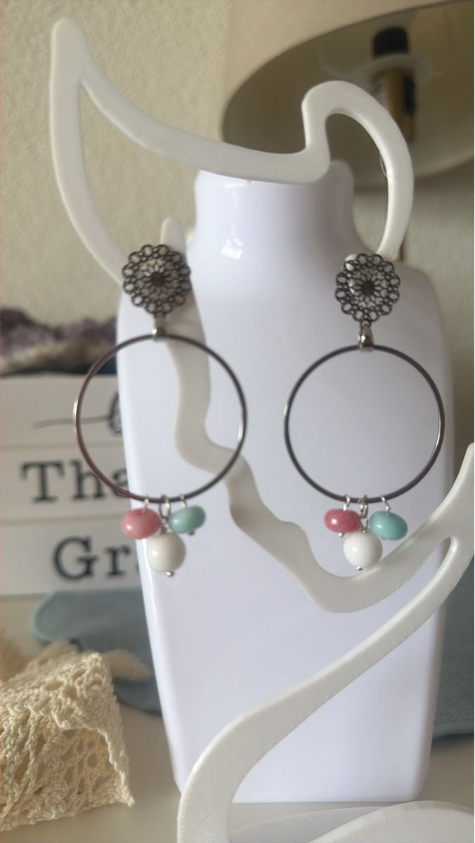 Orecchini pendenti & Orecchini a lobo: Charming Handmade Bangle with Pastel Bead Details - Unique! – Nuovo (secondo la descrizione) da Bouveret venduto da dou_g8q7