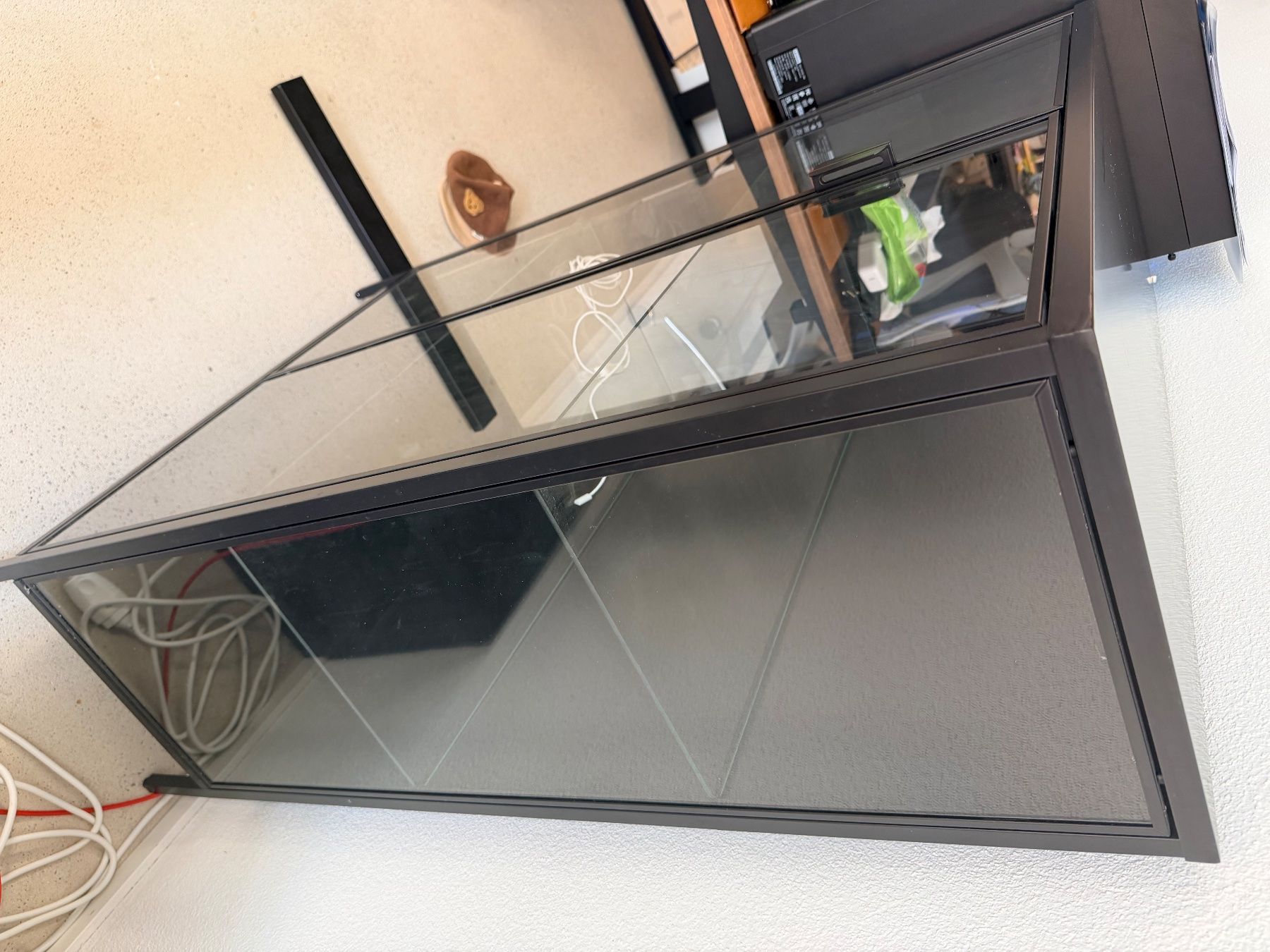 Scaffali: Black glass shelf from IKEA. – Usato da Dübendorf venduto da xce_m8qq 3