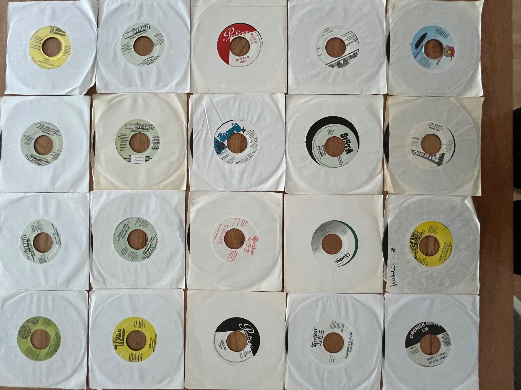 Dischi in vinile: 20 x 7" Dancehall / Reggae Singles - top Zustand – Usato da Olten venduto da Xtra