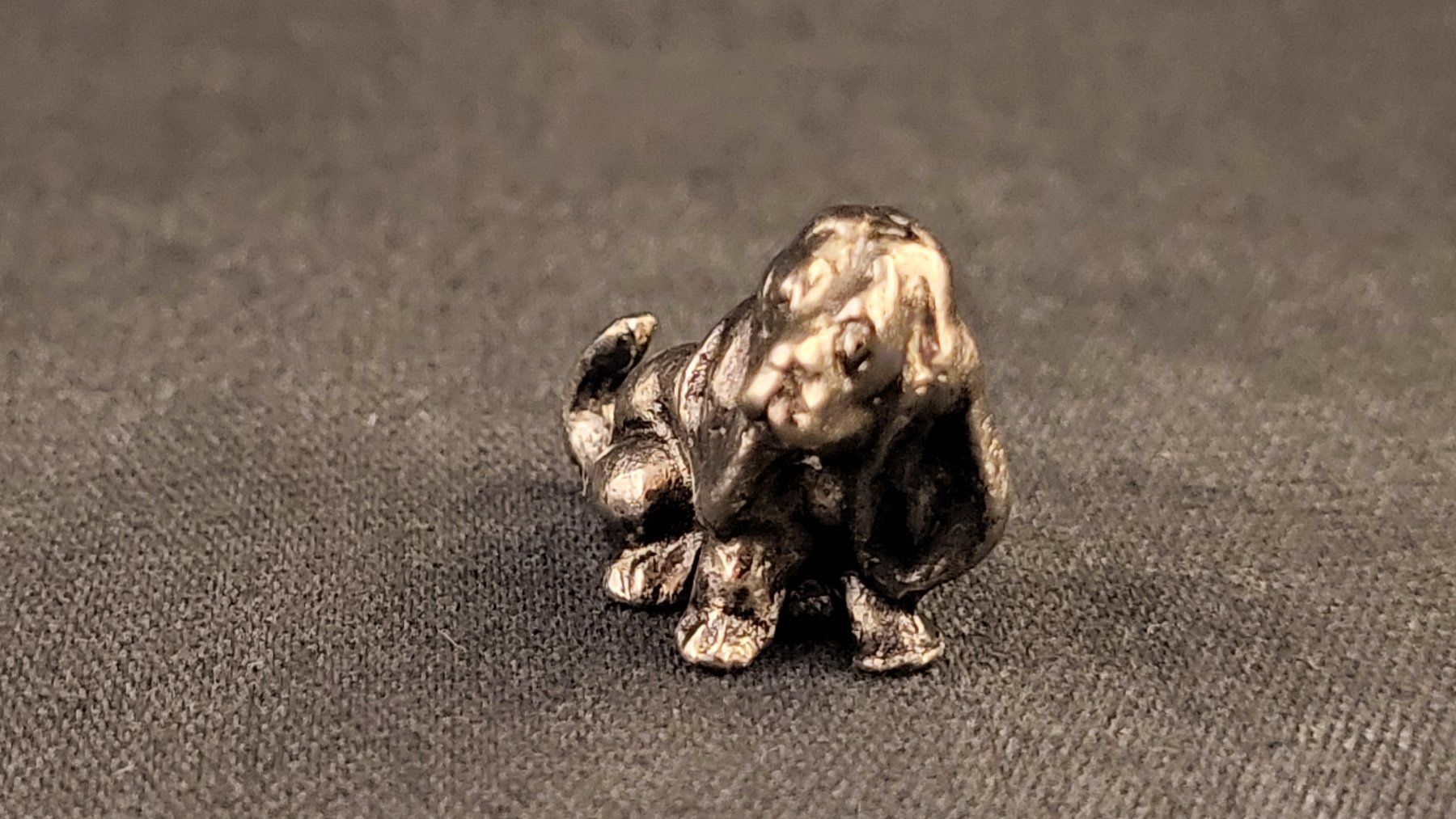 Figuren: Kleiner Metall-Dackel "VI" – Gebraucht aus Basel von spinne02 1