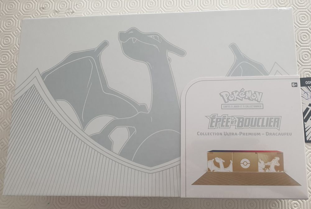 Présentoir Acrylique Pour Boîte Pokémon Ultra Premium Dracaufeu - Vitrine De Collection Transparente - Protection Anti-UV