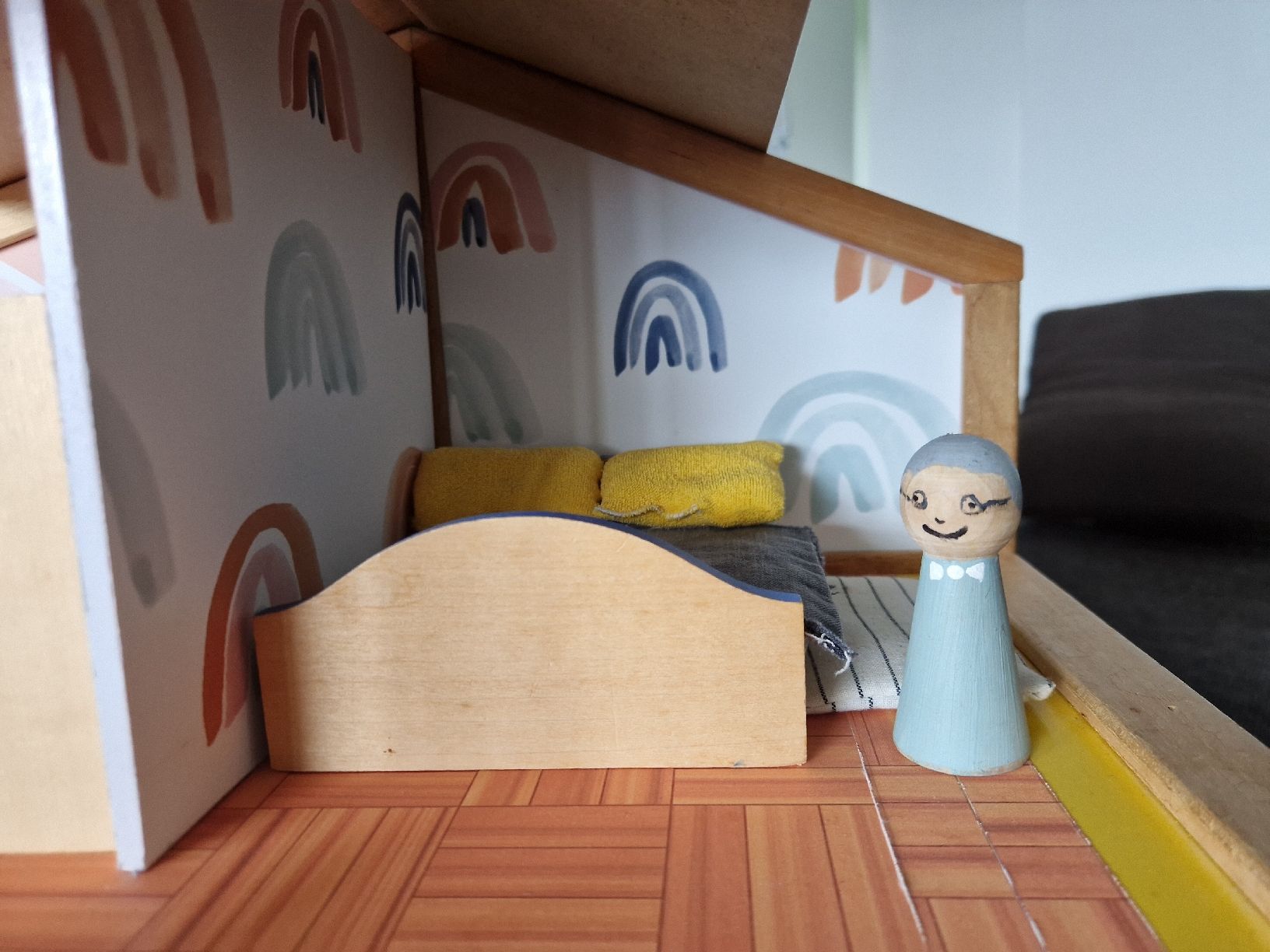 Case e mobili per bambole: Holzpuppenhaus mit Möbeln und Bewohner – Usato da Zug venduto da snussbaumer 3