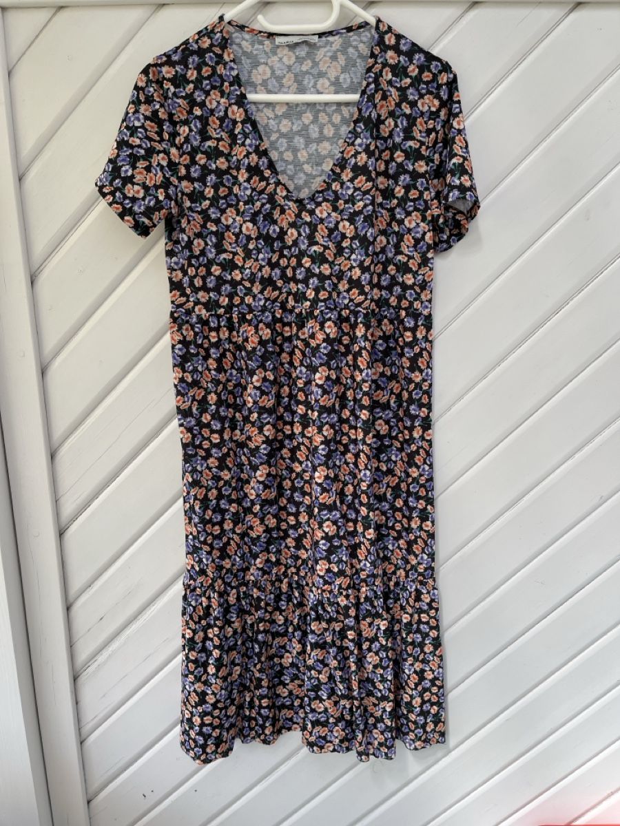 Pull&Bear Robes: Pull&Bear Blumenkleid schwarz Grösse L, guter Zustand, – D'occasion à Niederhasli par Suneblueme