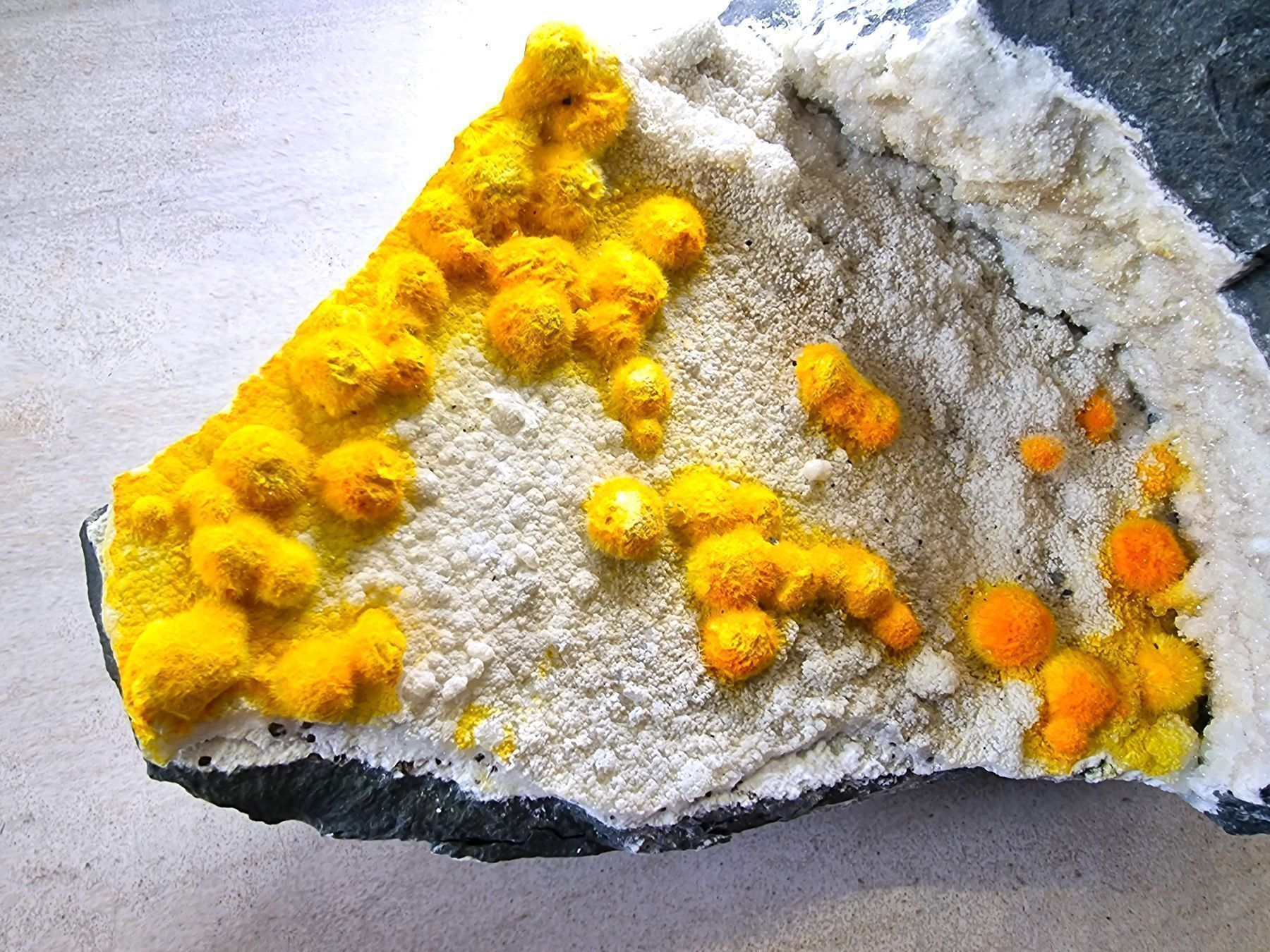 Mineralien & Heilsteine: SPHERE CRYSTALS YELLOW OKENITE SPECIMEN 9.4 Kg – Gebraucht aus Figino von panshop 5