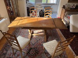 Antiker Holztisch mit Stühlen
