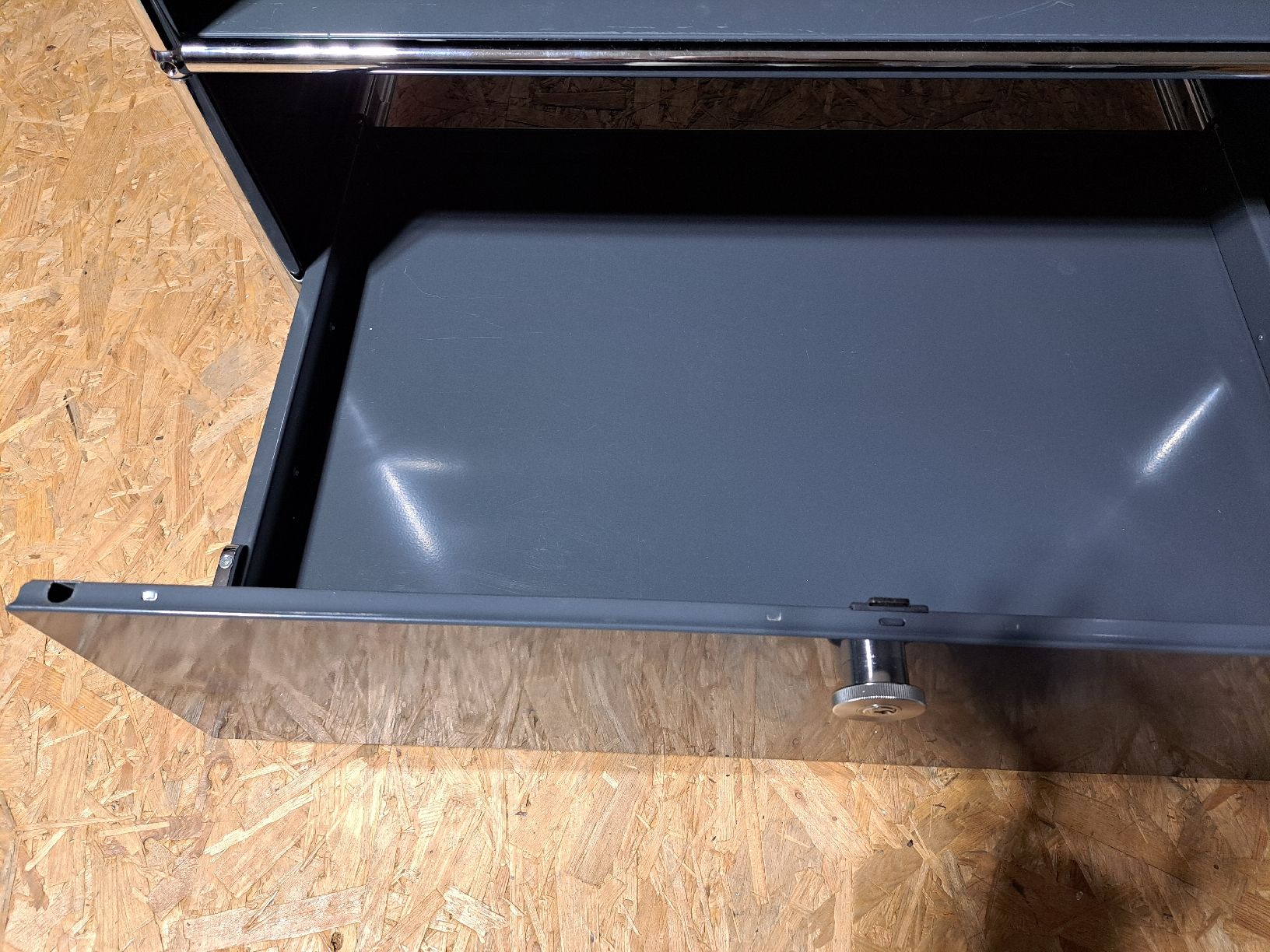 USM Mobili TV: USM TV Regal Anthrazitgrau (Preis VB) – Usato da Zürich venduto da LUXUS2020 1