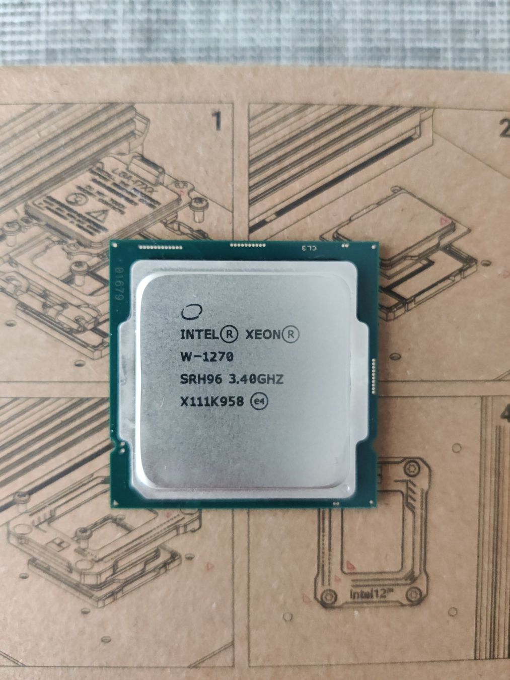 Intel Componenti elettronici: Intel Xeon W-1270 3.40GHZ - Socket LGA 1200 – Usato da Genève venduto da Rogue-Naboo-21