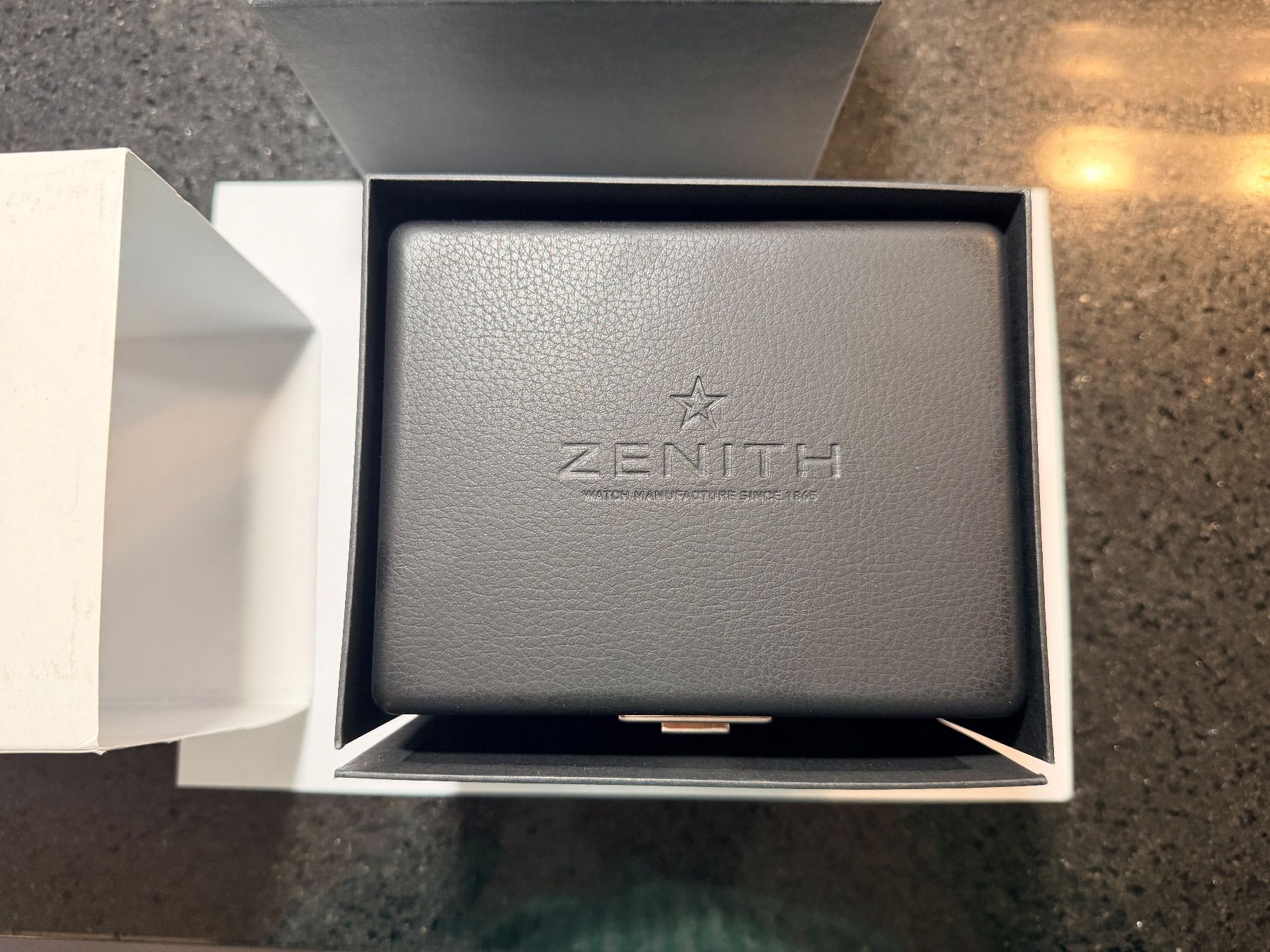 Zenith Scatole porta orologi: Zenith Uhrenbox-neu mit Umkarton – Nuovo (secondo la descrizione) da Grenchen venduto da jarek42 1