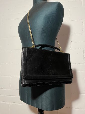 Elegante Vintage Handtasche aus schwarzem Leder mit Goldk...