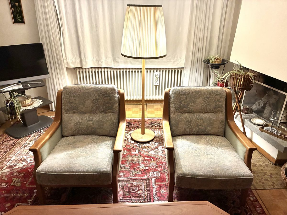 Set di tavolo e panche: Antike Möbelgarnitur aus Massivholz – Usato da Winterthur venduto da Slamjam83