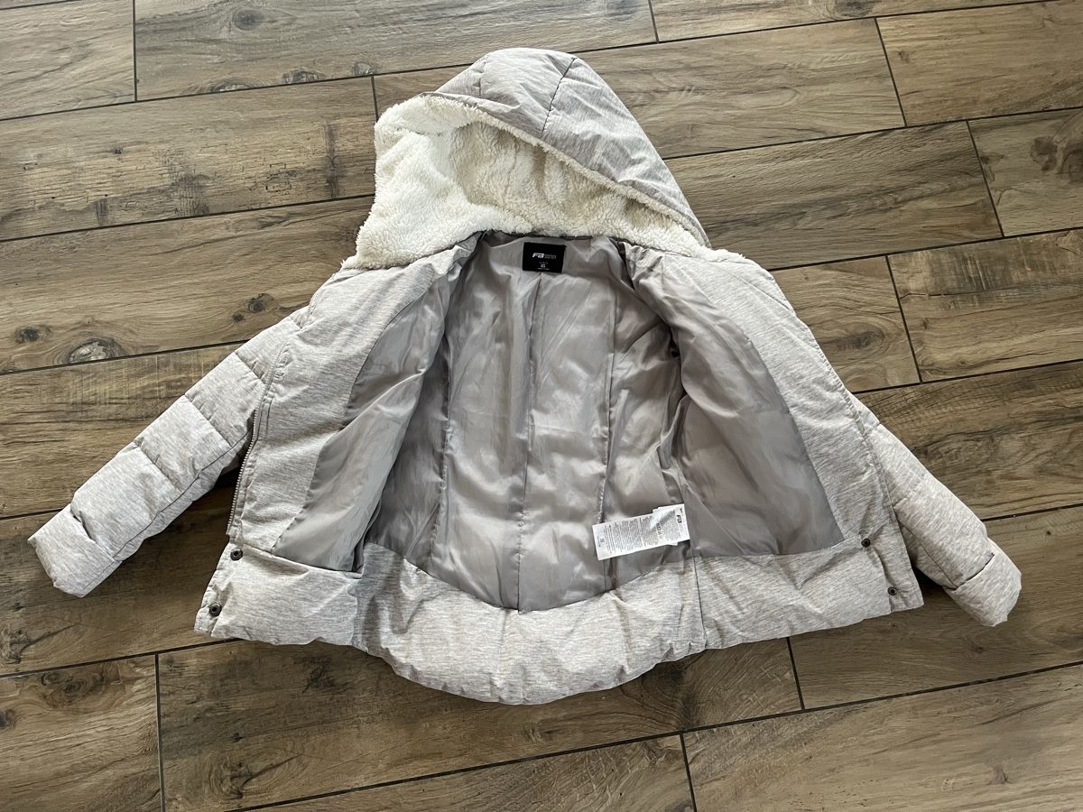 Jacken: FB Sister Winterjacke XS, hellgrau, mit Kapuze – Gebraucht aus Wimmis von xenia_008 2