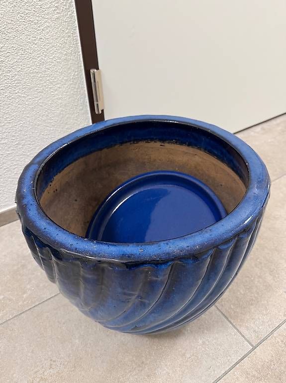 Vasi per fiori: Dunkler blauer Swirl Keramik-Übertopf – Nuovo (secondo la descrizione) da Schübelbach venduto da Rahnmont 1