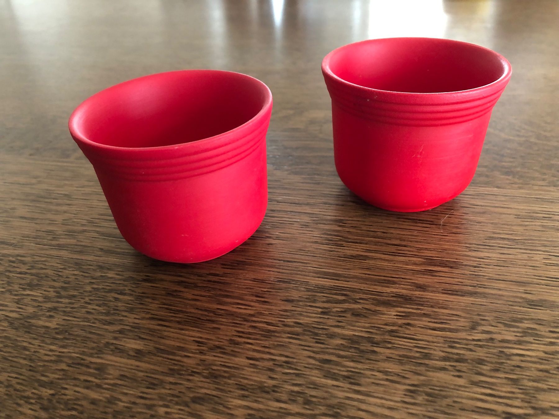 Blumentöpfe: 2x petit Pot de fleur Rouge framboise – Gebraucht aus St-Aubin FR von Tiweety 2