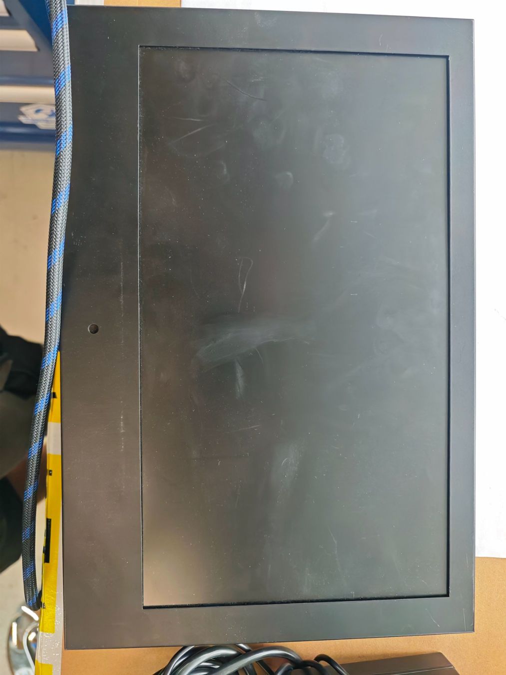 Monitor: Einbaubildschirm 15.4" HDMI 12VDC – Usato da Vorderthal venduto da eierchopf