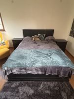Ikea-Bett mit zwei Nachttischen