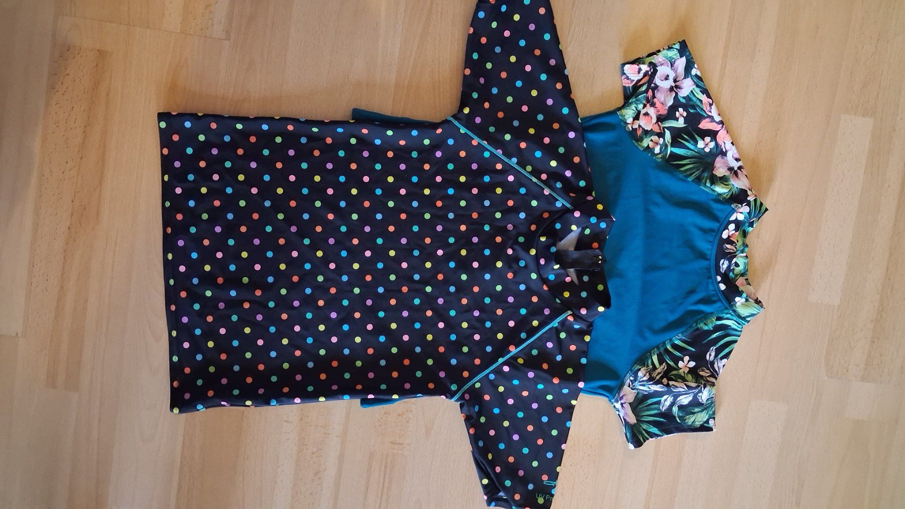 Blouses, T-shirts & Tops: 2 t-shirts de bains taille 152 – D'occasion à Fribourg par mar_wd7v
