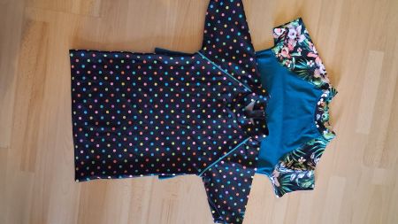 2 t-shirts de bains taille 152