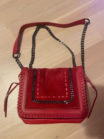 Lässige rote Handtasche mit Strap in zwei Längen tragbar