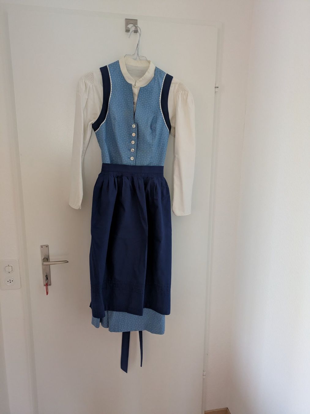 Kleider: Dirndl mit Bluse, blau! – Gebraucht aus Zürich von but_9lq6