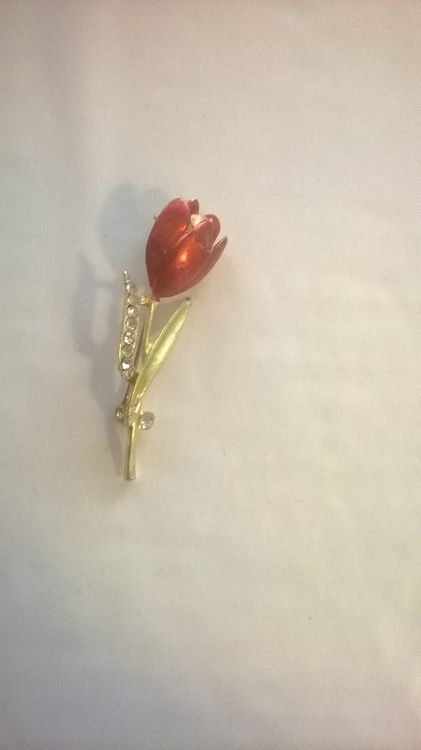 ein brosche,,,eine blume,,,rot,,glanzig (Neu (gemäss Beschreibung)) in ...
