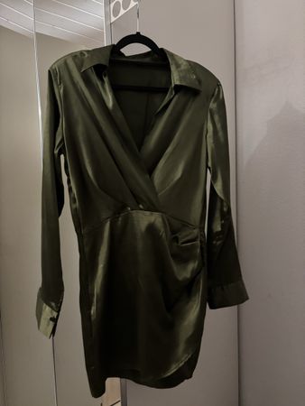 Robe chemisier satinée vert kaki manches longues