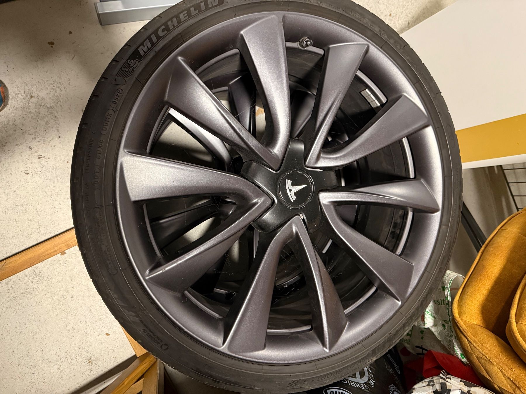 Tesla Cerchioni: Tesla 3 performance felgen set – Usato da Auw venduto da ax2_9ndl 3
