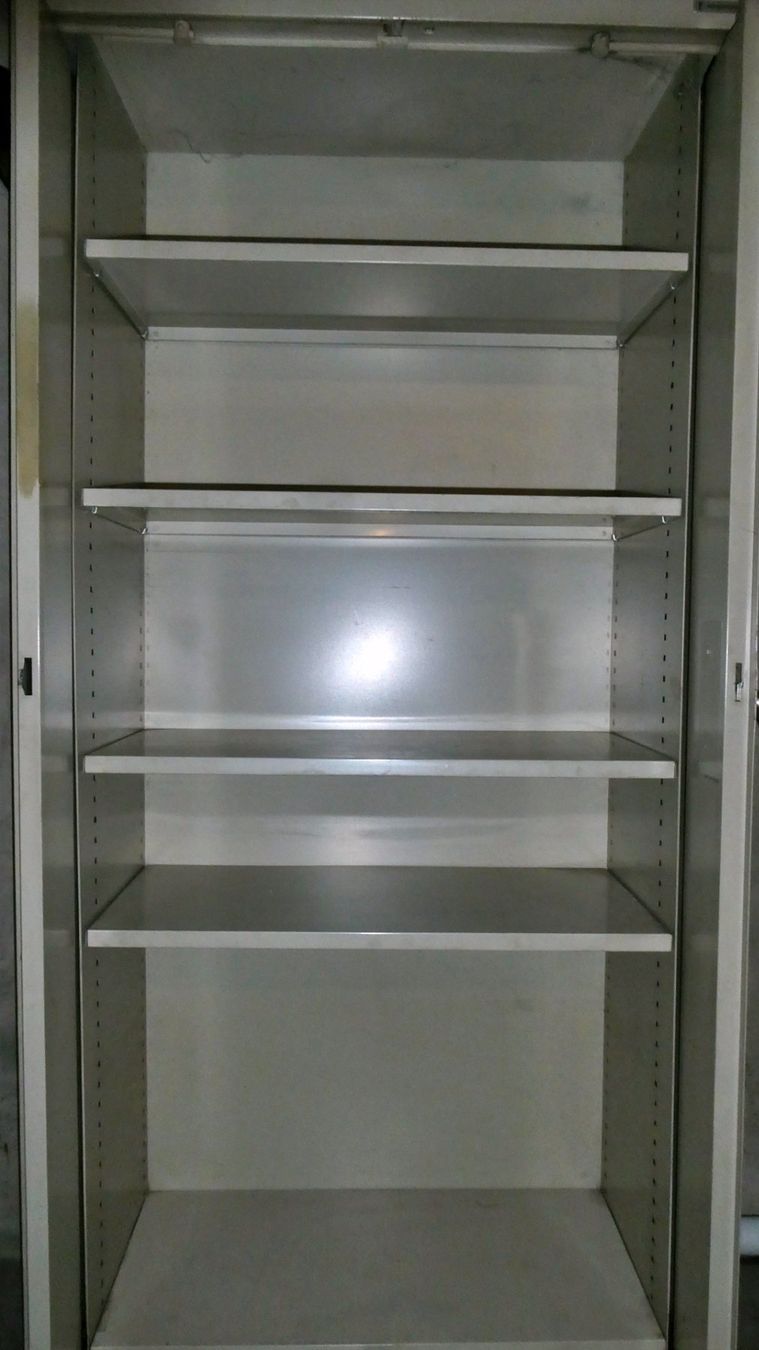 Armadi: Metallschrank GRATIS – Difettoso da Rubigen venduto da OPERNFREUND