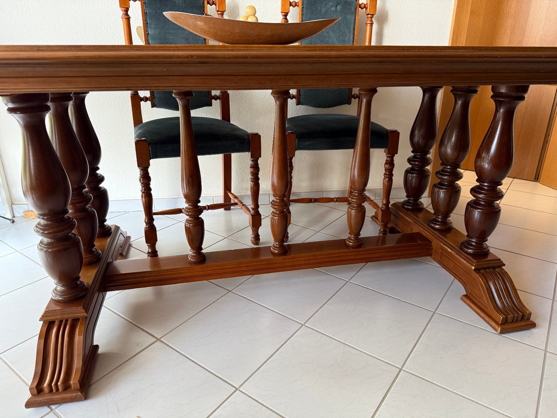 Set di tavolo e panche: Edler Holz Esstisch mit 6 Stühlen – Usato da Stein AG venduto da Svenbobo 1