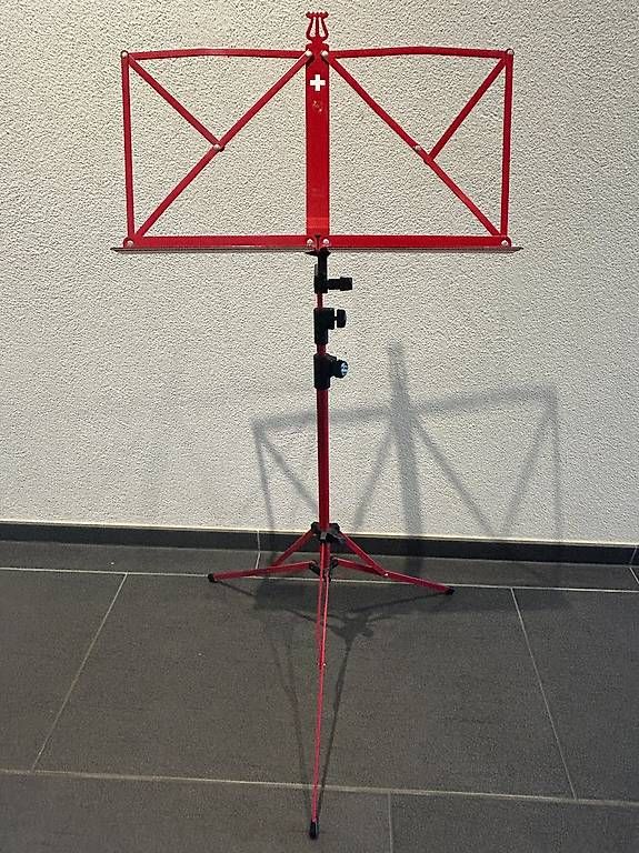 König & Meyer Supports pour instruments & partitions: K&M Notenständer Rot mit Schweizerkreuz – D'occasion à Hildisrieden par Albi35