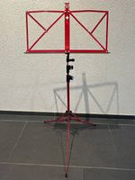 K&M Notenständer Rot mit Schweizerkreuz