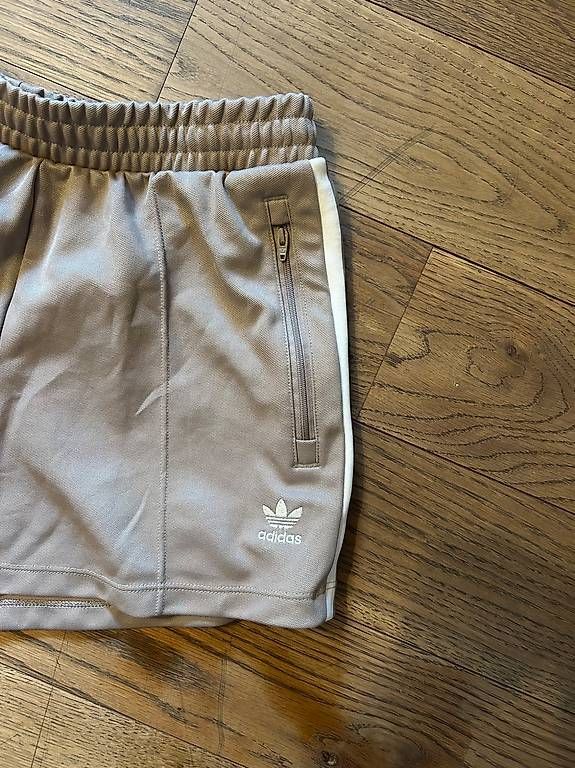 Adidas Pantalons: Short Adidas M – Neuf (Voir description) à Hermance par joe_td6n 1