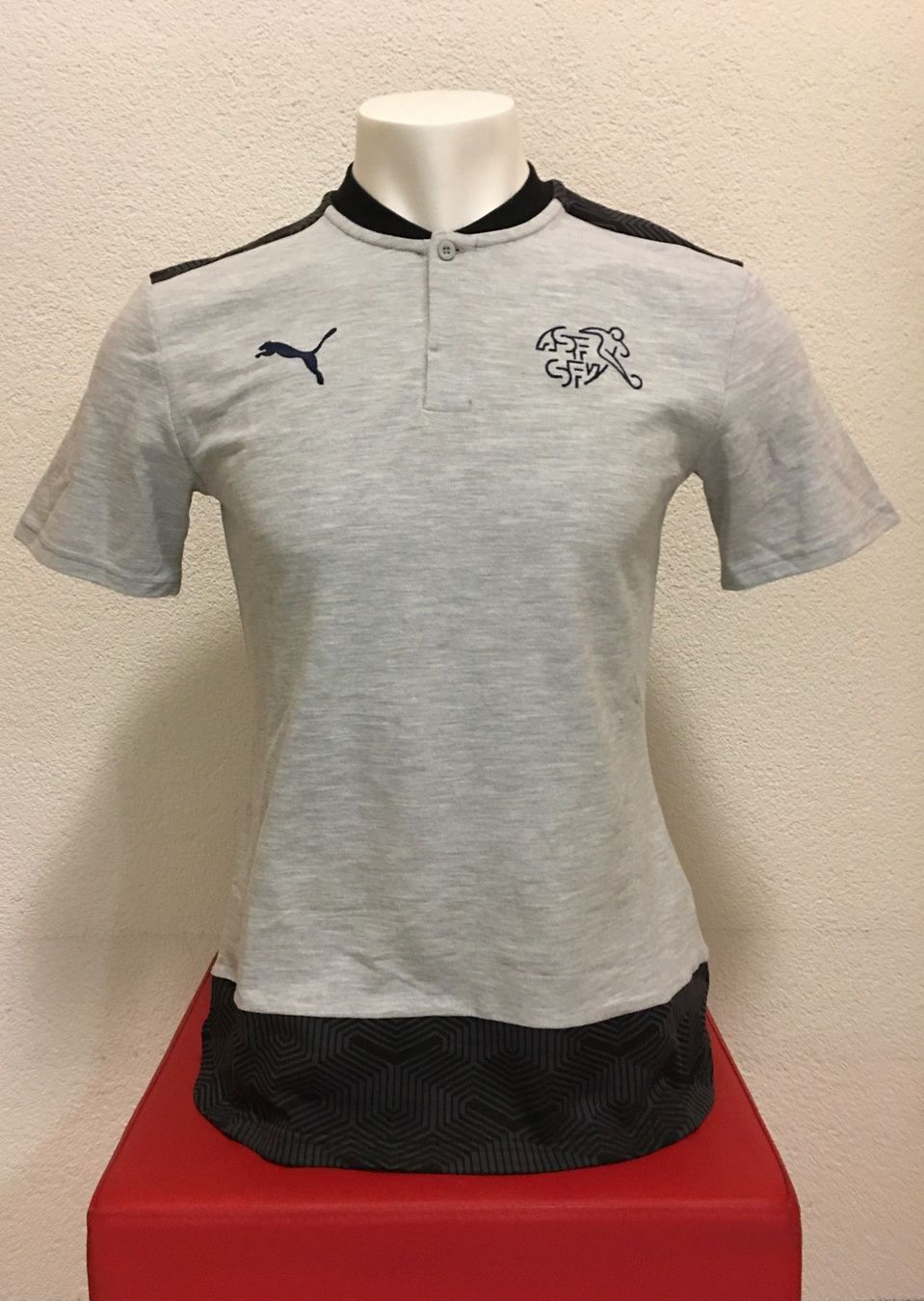 Puma T-shirt: PUMA T-SHIRT MIT Schweizer NATI-LOGO.     GRAU      GR. S – Nuovo e nell'imballaggio originale da Zürich venduto da LIQUIDATOR.CP
