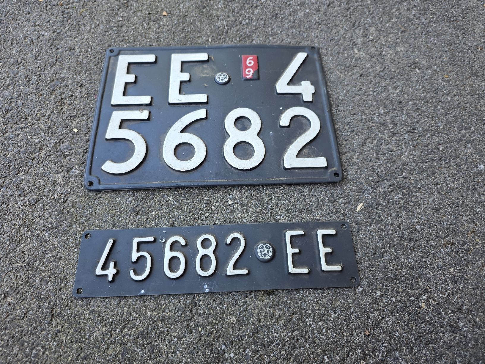 Schilder: Nummernschilder EE 4 5682  – Gebraucht aus Dorf von Echo_Elements