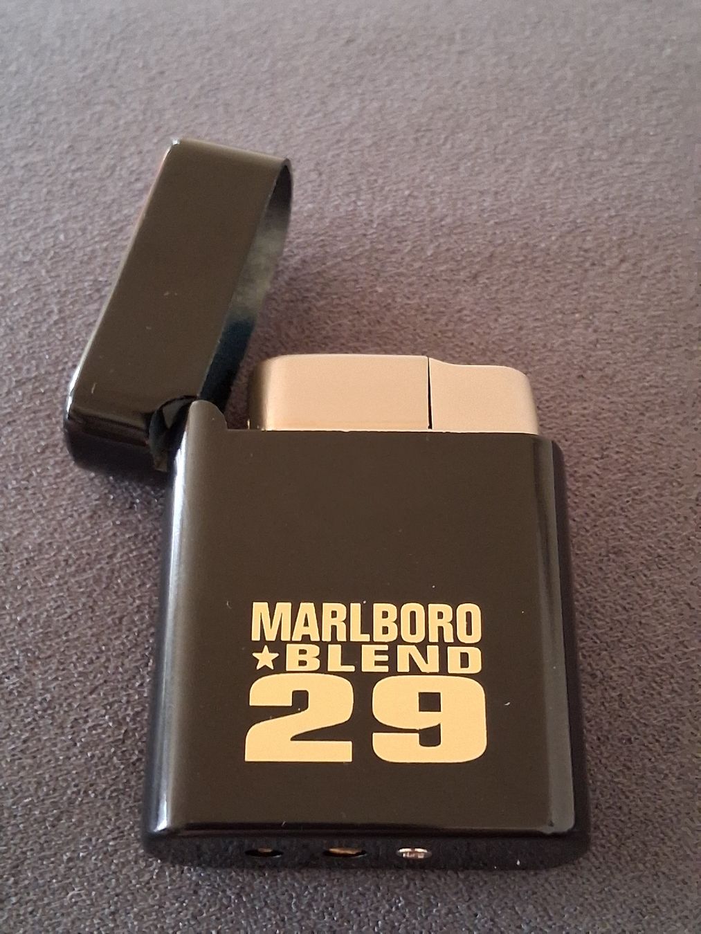 Marlboro Accendini: Briquet vintage de collection "Marlboro" – Nuovo e nell'imballaggio originale da St-Imier venduto da supernova21 2
