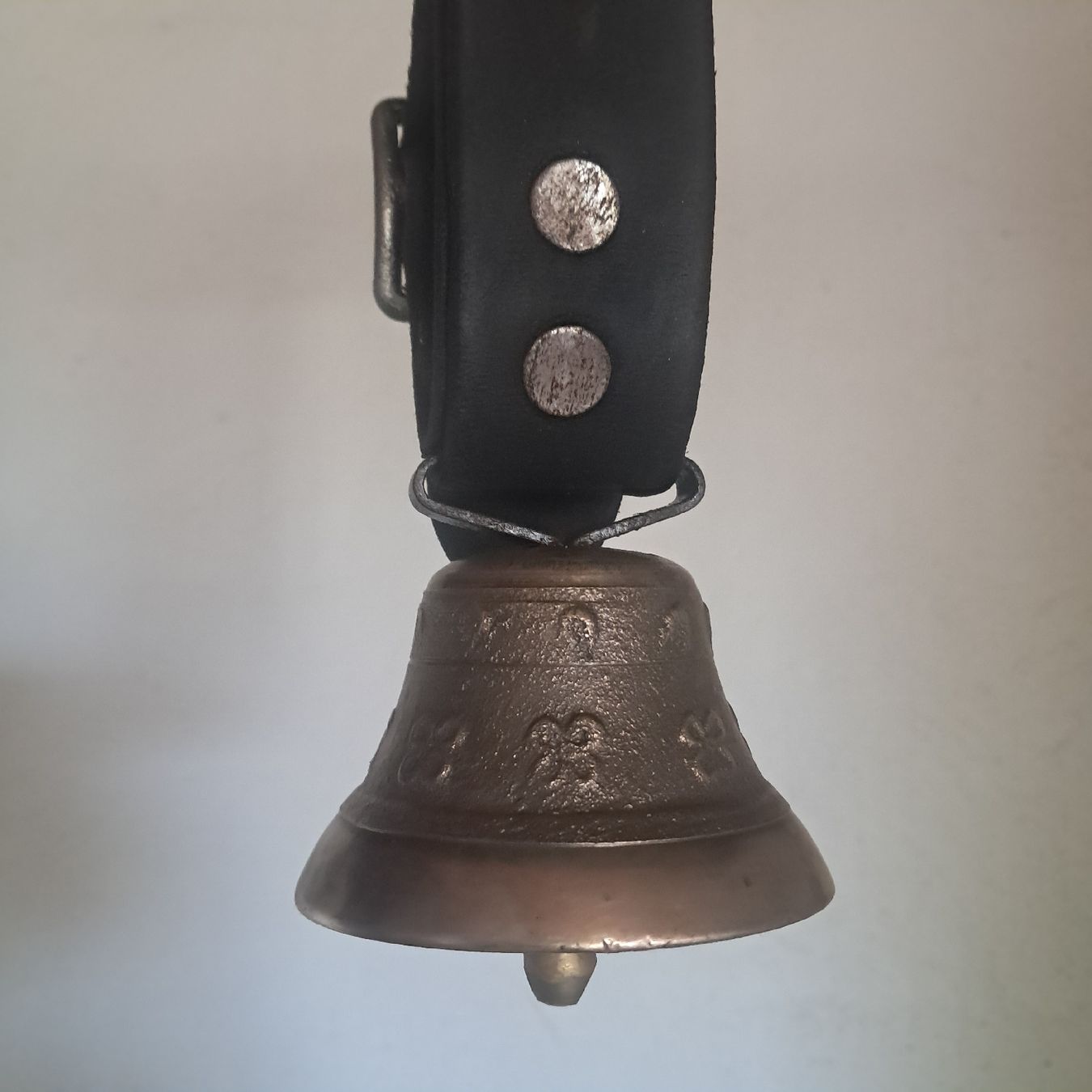 Campanacci mucche: ALTES GLÖGGLI MIT LEDERRIEMEN  – Usato da Murten venduto da SHETHOF 4