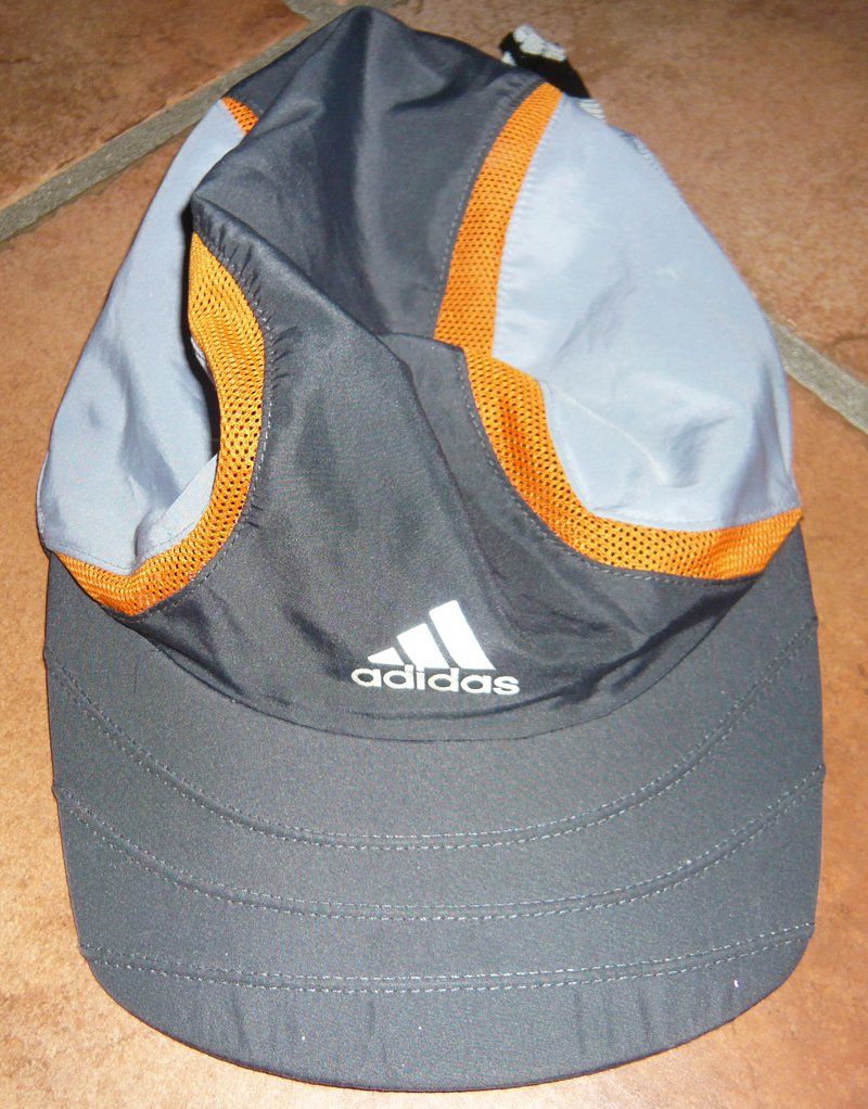 Copricapi, berretti & cappellini: Kappe / Sonnenhut Adidas – Usato da Ruggell venduto da Btt
