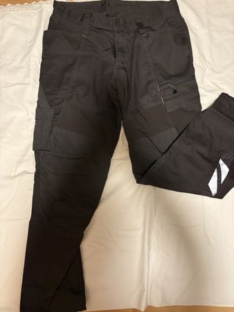 Arbeitshose schwarz mit Taschen neuwertiger Zustand