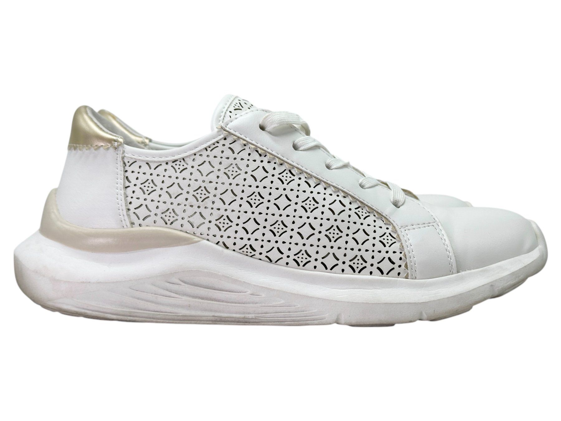 Scarpe da donna: Baskets Bata RedFoam en cuir blanc. Pointure 38 – Usato da Morges venduto da deco.vintage 2