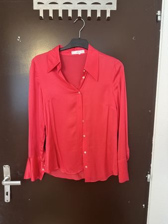 Chemise rouge satinée
