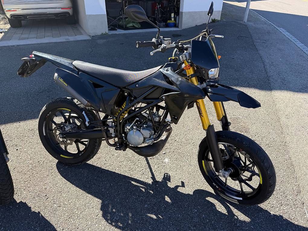 Strasse: VALENTI RACING N50 Naked beide Motorräder  – Gebraucht aus Unteriberg von wg52