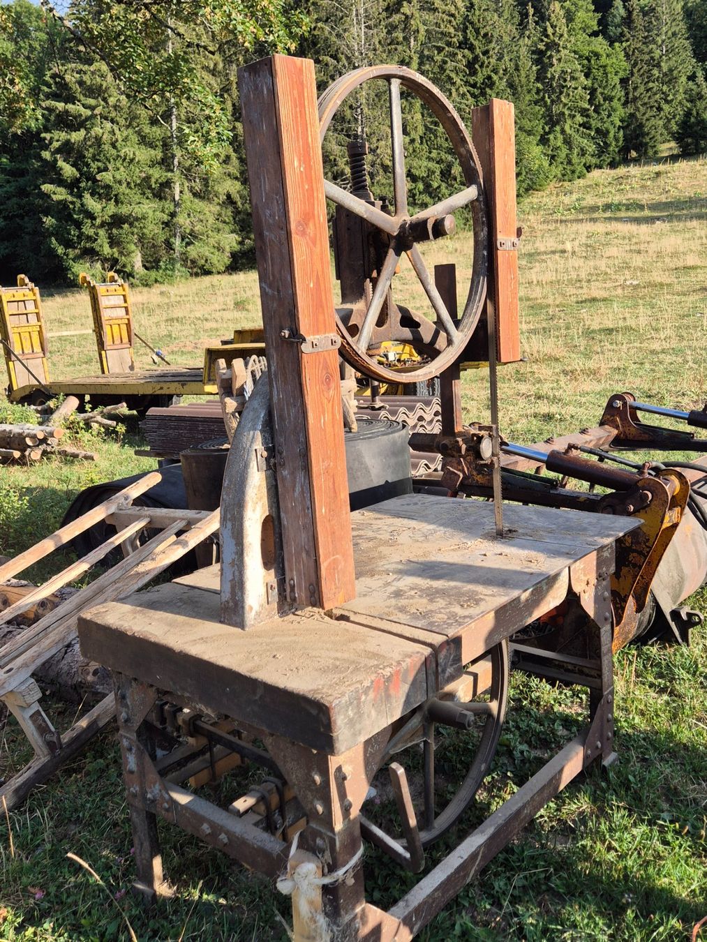 Seghe: Antike Bandsäge – Usato da Montagne de Courtelary venduto da SchildiOlga