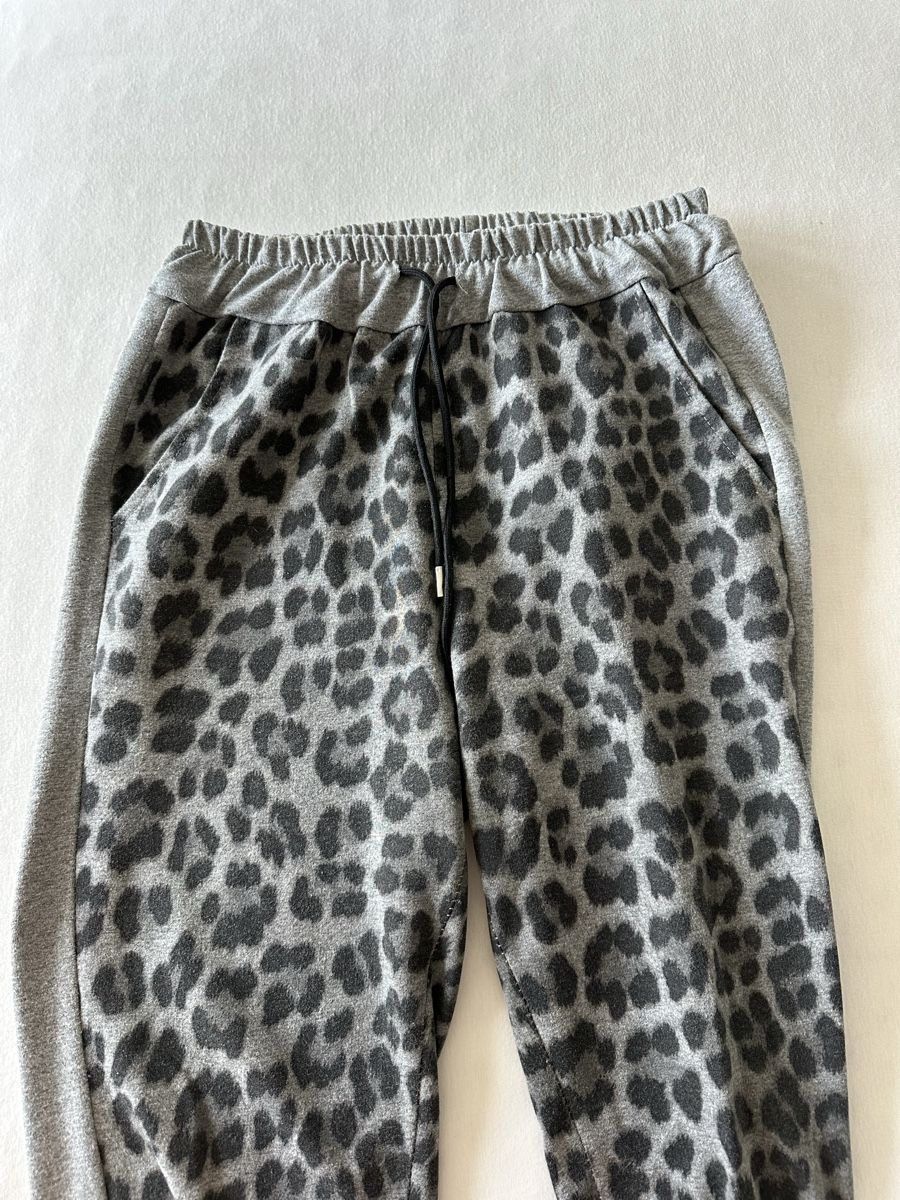 Kleiderpakete: Leoprint Jogginganzug ONE Size – Gebraucht aus Arbon von lua_sl9k 4