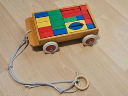 Holzwagen mit farbigen Bauklötzen, Wägeli zum Ziehen