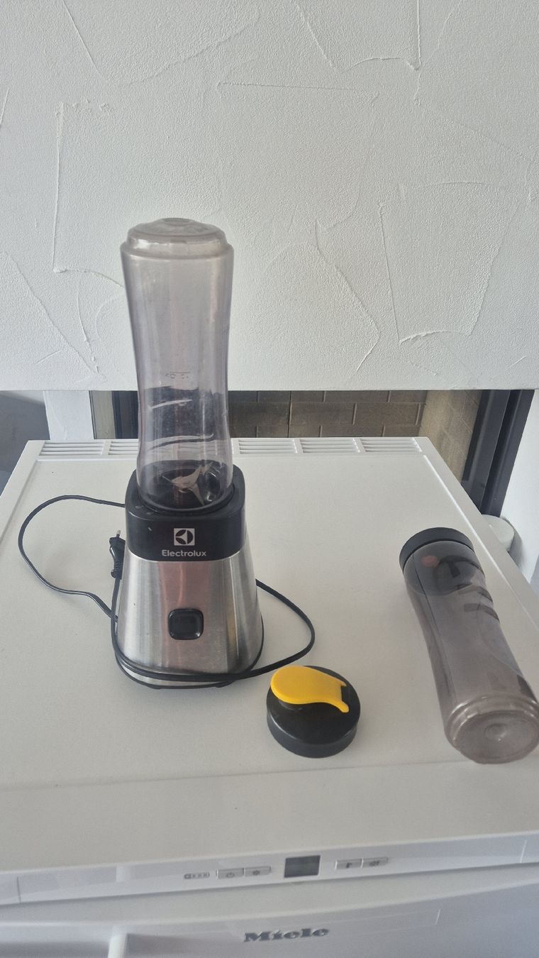 Electrolux Elettrodomestici da cucina: Electrolux Blender with 2 Cups Good Condition – Usato da Wallisellen venduto da Camcha 1